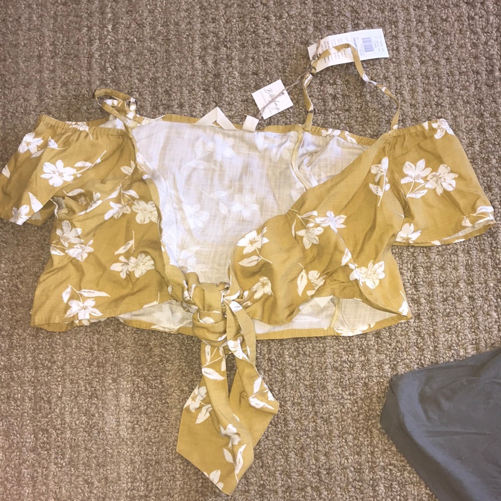 crop top billabong shirt